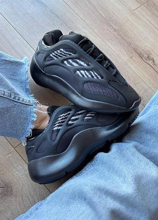 Женские кроссовки adidas yeezy boost 700 v3 black grey адидас изи буст черного с серым цветами