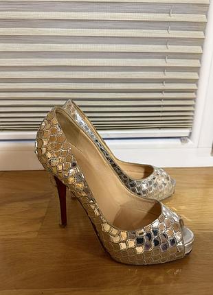 Ого, це вже серйозний лот — christian louboutin оригінал з червоною підошвою