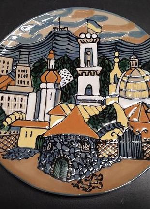 Тарелка настенная лксф "львов", керамика, майолика. диаметр — 33.5 см. изящное исполнение, настоящее художественное произведение.