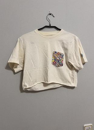 Це футболка з колаборації uniqlo ut та виставки «the doraemon exhibition tokyo