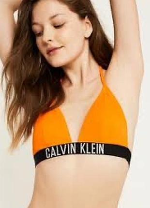 Яскраво-помаранчевий трикутний верх від бікіні calvin klein з еластичною стрічкою з логотипом.