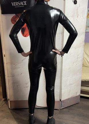 Облегающий  комбинезон (catsuit) из искусственной кожи с глянцевым покрытием
