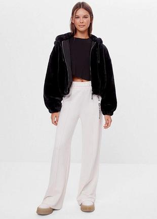 Bershka трендовая стильная шубка на молнии и с капюшоном