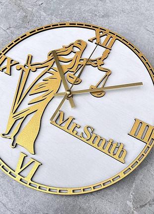 Настінний годинник для юриста феміда, іменний подарунок адвокату судді, дерев'яний годинник з дерева в офіс
