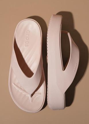 Жіночі шльопанці вьетнаки crocs getaway platform flip quartz