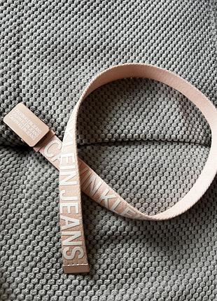 Текстильний ремінь calvin klein jeans у кольорі powder pink (пудровий рожевий) з логотипом