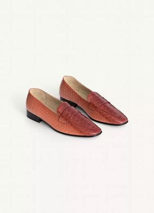 Кожаные лоферы с рельефным узором limited edition