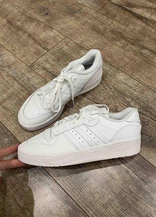 Кожаные белые мужские кроссовки adidas originals rivalry low j 43-44 размер