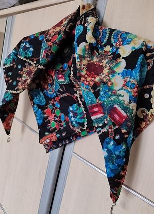 Платок разноцветный, украшен стразами и декоративными подвесами