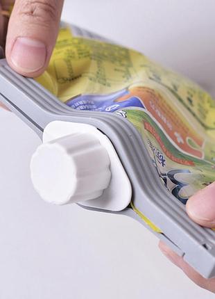 Затискач-дозатор із кришкою для пакетів та сипких продуктів 1 шт (сірий)