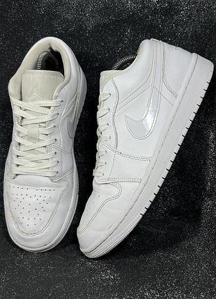 Білі шкіряні низькі кросівки nike air jordan 1 low