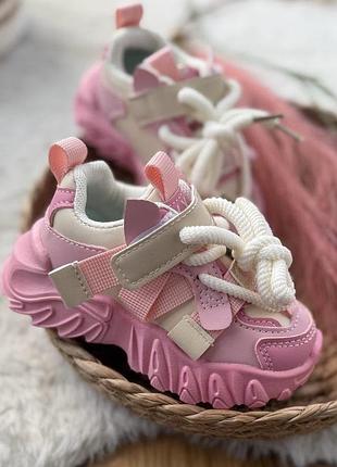 Стильні кросівки на дівчинку