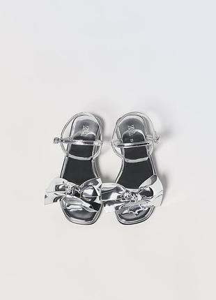 Серебряные босоножки с бантом zara
