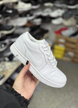 Жіночі та підліткові кросівки nike jordan білі шкіряні