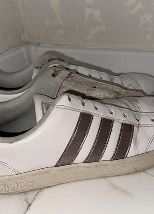 Білі кросівки adidas