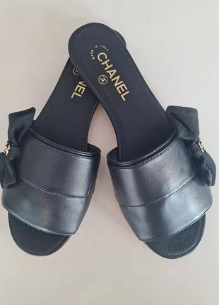 Chanel шльопки. чорні шкіряні. нові. 38 розмір. це sample.
