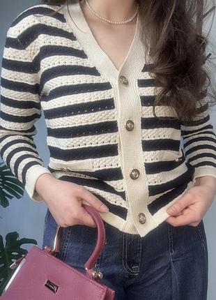 00102 кардиган primark , зі смугастим візерунком та золотими ґудзиками.