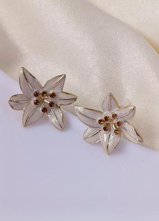 Изысканные серьги цветы в белом цвете 💫