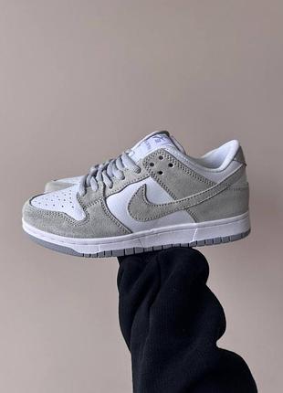 Трендові жіночі кросівки nike sb dunk low white grey suede сірі з білим