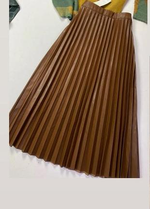 Стильна плісирована спідниця міді бежевого кольору