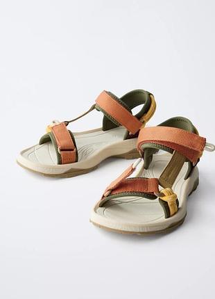 Сандалі zara