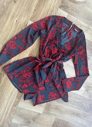 Xs s missguided сексуальний ромпер комбінезон комбинезон міні мини сукня з шортиками в квітковий принт з червоними трояндами