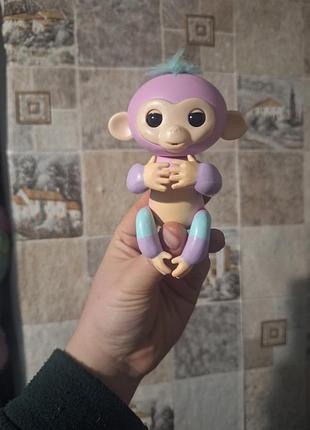 Ручная интерактивная обезьянка happy monkey fingerling 2