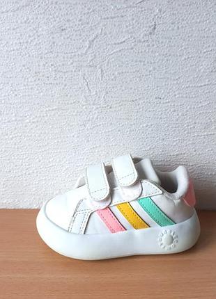 Легкі кросівки adidas 21 р. устілка 13,2 см.