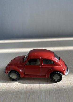 Колекційна модель volkswagen beetle червоного кольору