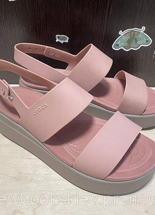 Босоніжки на платформі crocs brooklyn low wedge (бу)