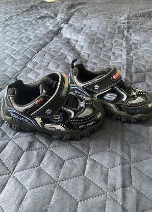 Кросівки дитячі skechers hot-lights,світяться при ходьбі,стан ідеальний ,розмір 25,15-15.5 см