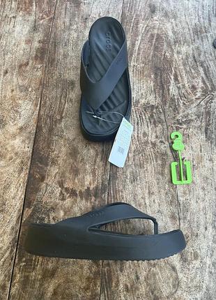 Жіночі шльопанці вьетнаки crocs getaway platform flip black