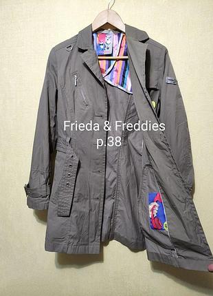 Короткий тренч з підплічниками кольору капучино frieda & freddies, короткий плащ