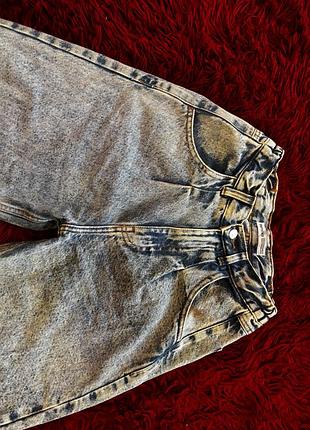 Стильні джинси мом від bershka, розмір хs (24). в ідеальному стані. заміни на фото