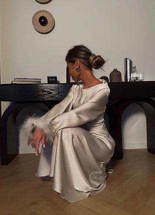 Шовкова сукня атласна бежева чорна атласное шелковое платье с перьям пірʼя максі