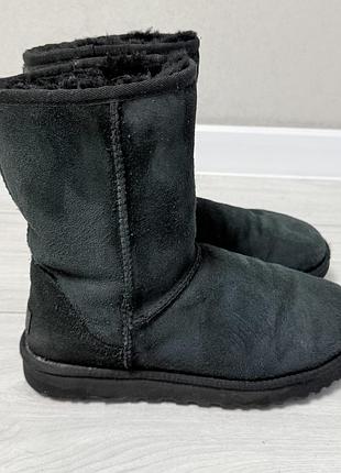 Чоботи ugg australia classic short чорного кольору, виготовлені з натуральної овчини та замші. оригінал.