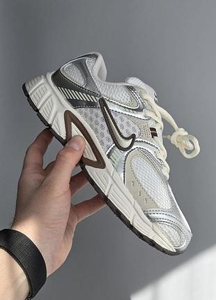 Nike v5 rnr
• white / silver / brown