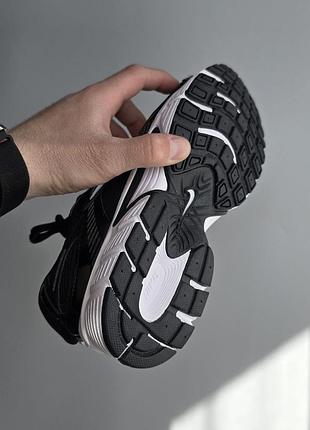 Nike v5 rnr
• black / white 9