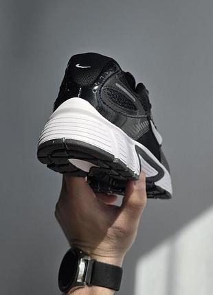 Nike v5 rnr
• black / white 5