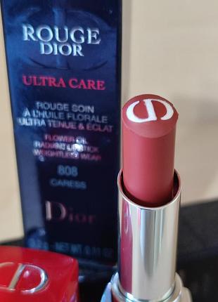 Губная помада dior rouge dior ultra care в оттенке 808 caress обеспечивает стойкий цвет с уходом на основе цветочных масел