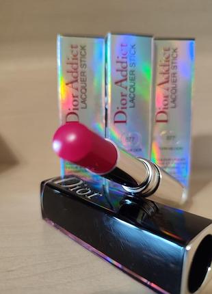 Помада dior addict lacquer stick в оттенке 877 turn me dior