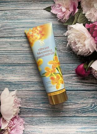 Лосьйон vibrant blooming passionfruit  victoria's secret