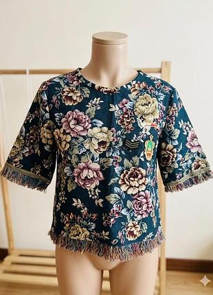 Стильна футболка від zara з яскравим квітковим принтом на темно-синьому тлі. виготовлена з віскози, що забезпечує комфорт і м'якість.