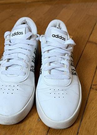 Кроссовки adidas белые с принтом eur 382⁄3 б/в