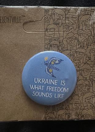 Значок на шпильці булавка ukraine is what freedom sounds like україна брошка