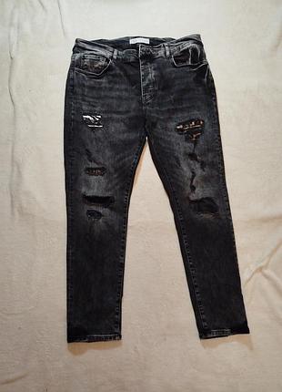 Zara man. черные зауженные джинсы с рваностями.