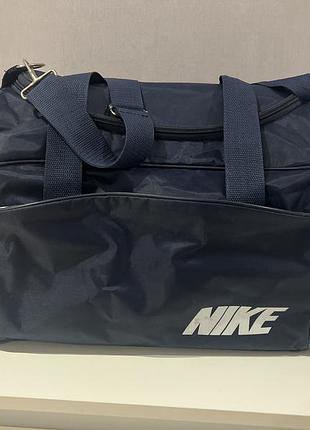 Спортивна сумка nike синього кольору.
