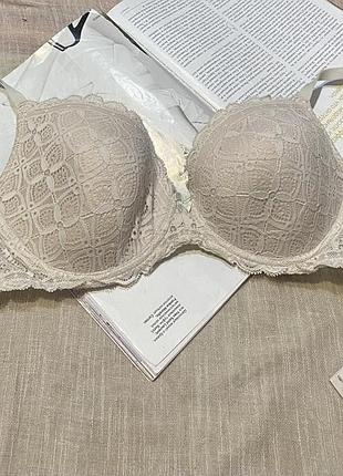 Intimissimi чуловый кремовый бюст с кружевом