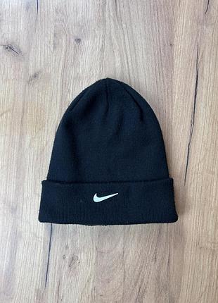 Спортивна унісекс шапка біні nike з металевим знаком . оригінал