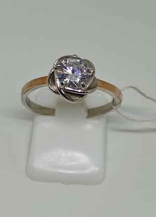 Серебряная кольца с фианитами и золотыми пластинами.